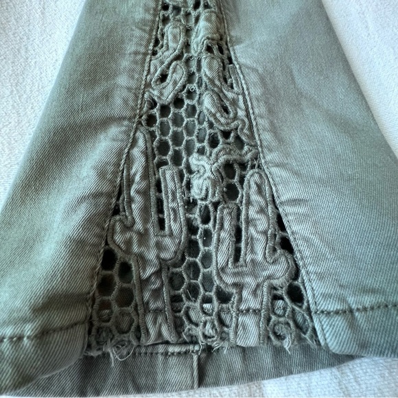 Charlie B Lace Cut Side Bootcut Stretch Twill Pants Celadon Green Women’s 6, NWT - Picture 8 of 15